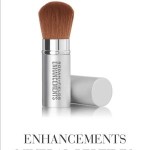 NWT R&F Retractable kabuki brush for on-the-go